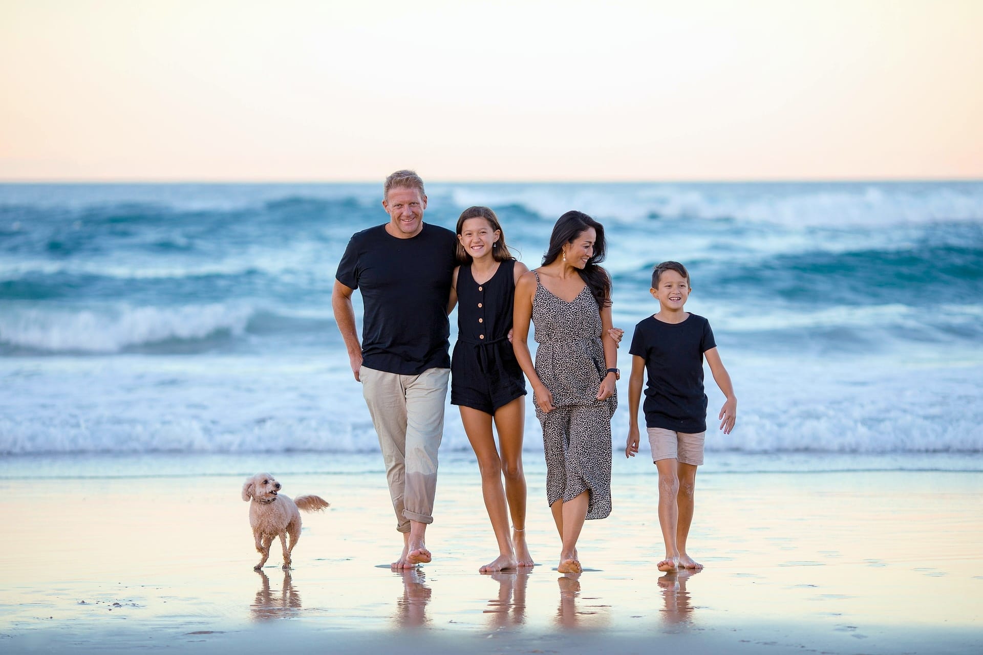 Familie mit Hund am Strand beim Familienurlaub in Rerik