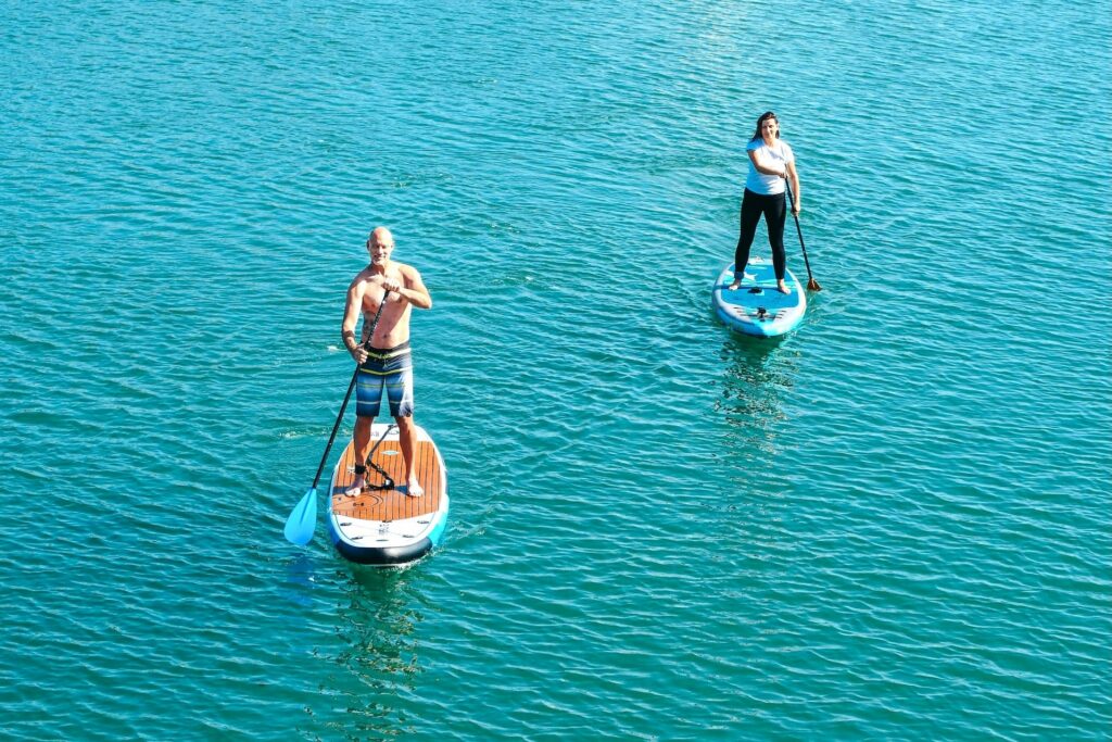 Wassersport in Rerik – Paar beim Stand-Up-Paddling